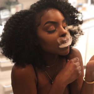 Coincée à bouffer des tonnes de cookies, j’ai besoin d’action ! Julie - rencontre-Teen-La Rochelle